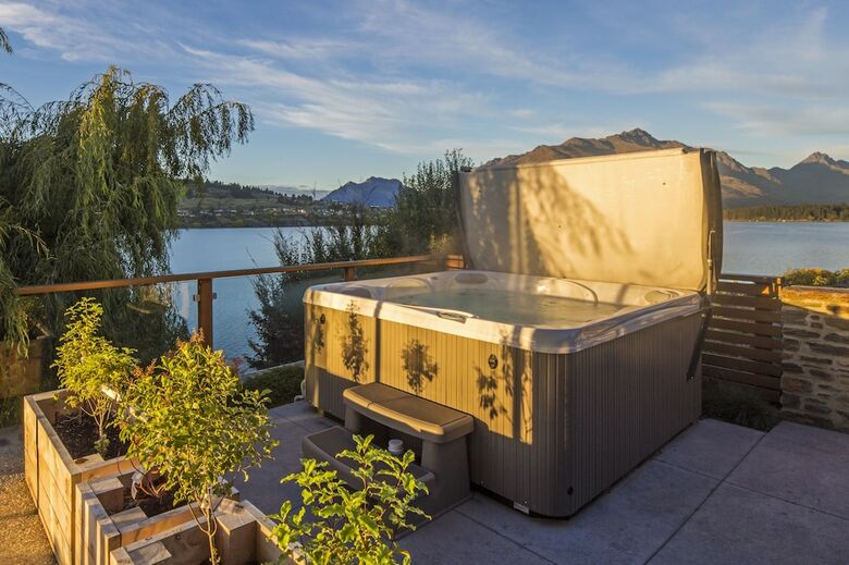 Kohanga Luxury Lakeside Villa