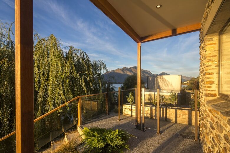 Kohanga Luxury Lakeside Villa