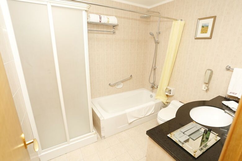 Hotel Golden Pebble International Convention Centre & Resort