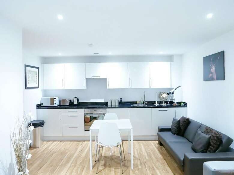 Bright 2br Apartments Quays