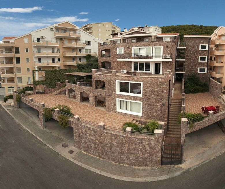 Contessa Apartments