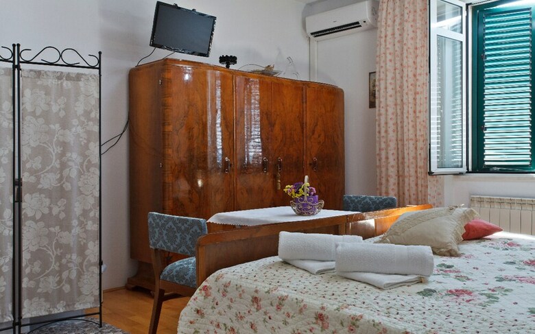 Antique Studio Apartments Split