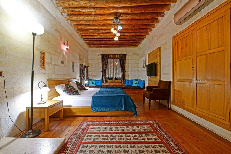 Hotel La Casa Cave
