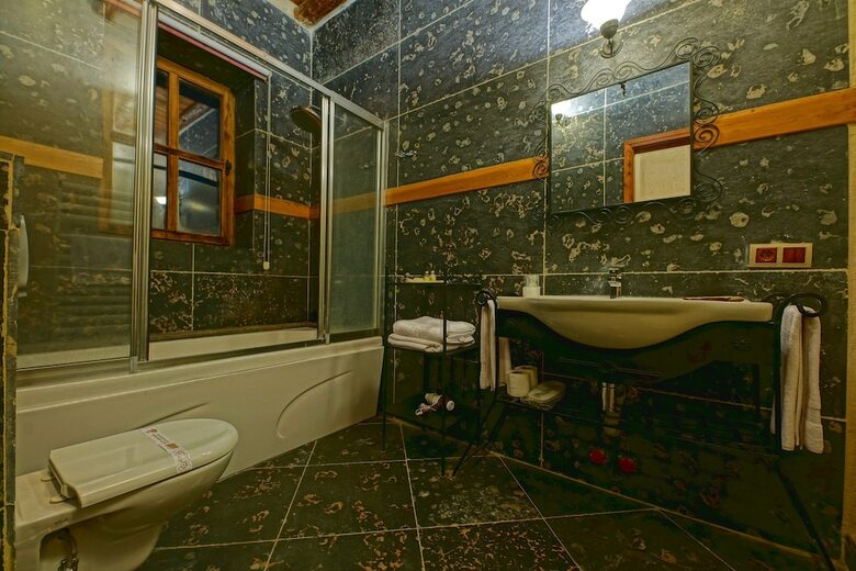 Hotel La Casa Cave