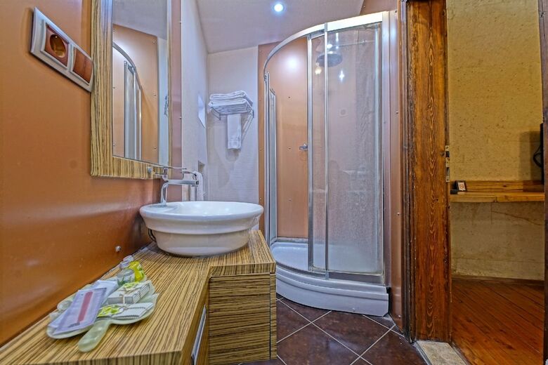 Hotel La Casa Cave