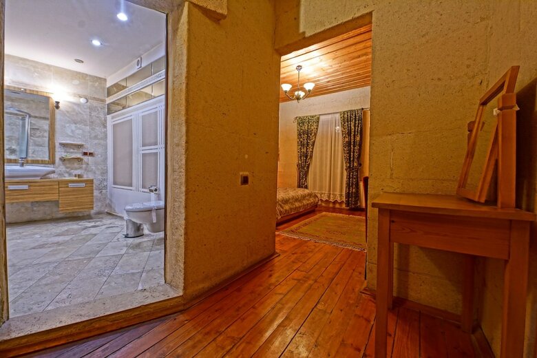 Hotel La Casa Cave