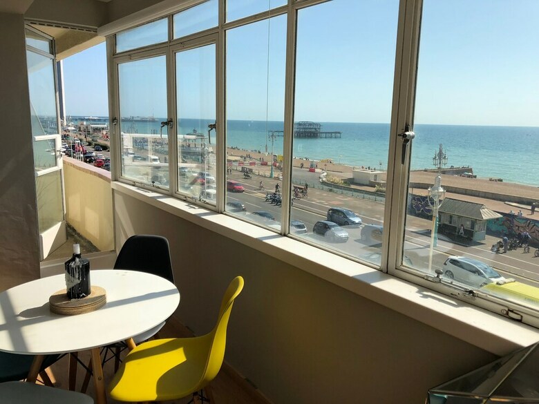 Apartamentos 2 Bedroom Flat With Stunning Sea Views And Balcony