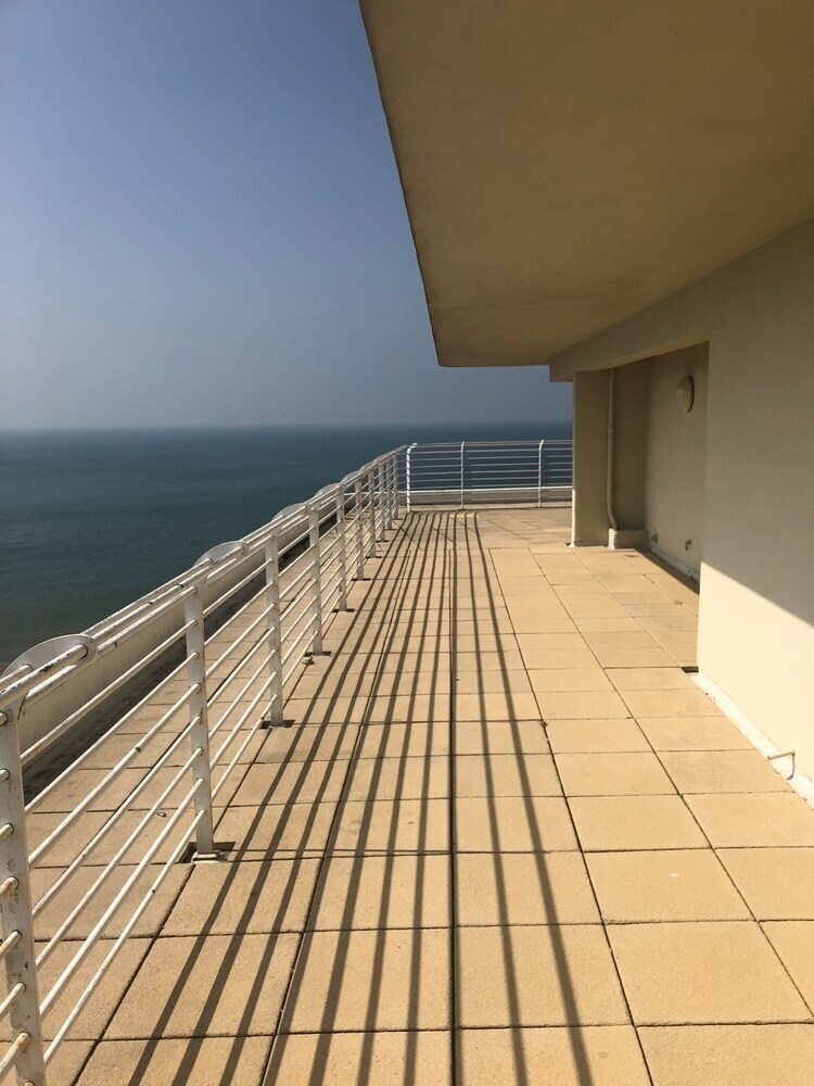 Apartamentos 2 Bedroom Flat With Stunning Sea Views And Balcony