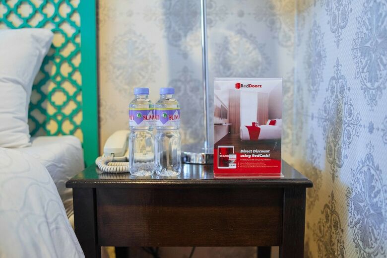 Hotel Reddoorz Plus @ Aguirre Avenue Bf Homes