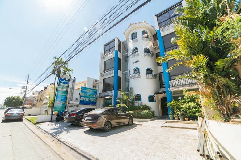 Hotel Reddoorz Plus @ Aguirre Avenue Bf Homes