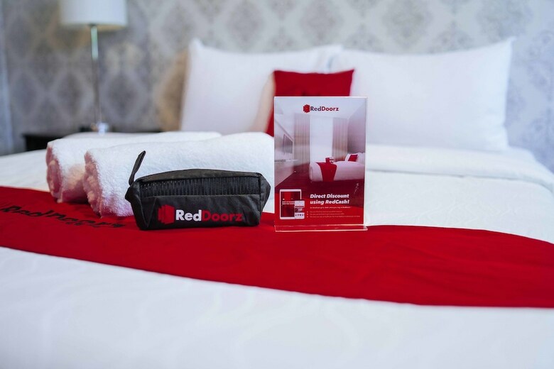 Hotel Reddoorz Plus @ Aguirre Avenue Bf Homes