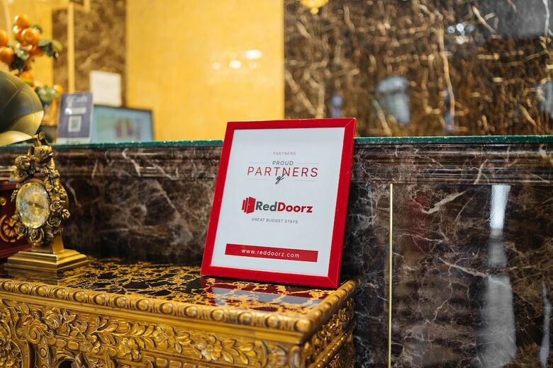 Hotel Reddoorz Plus @ Aguirre Avenue Bf Homes