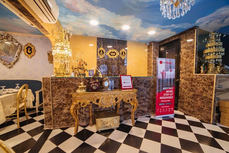 Hotel Reddoorz Plus @ Aguirre Avenue Bf Homes