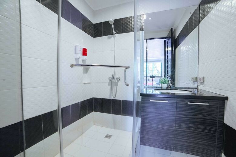 Hotel Reddoorz Plus @ Aguirre Avenue Bf Homes