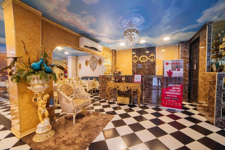 Hotel Reddoorz Plus @ Aguirre Avenue Bf Homes