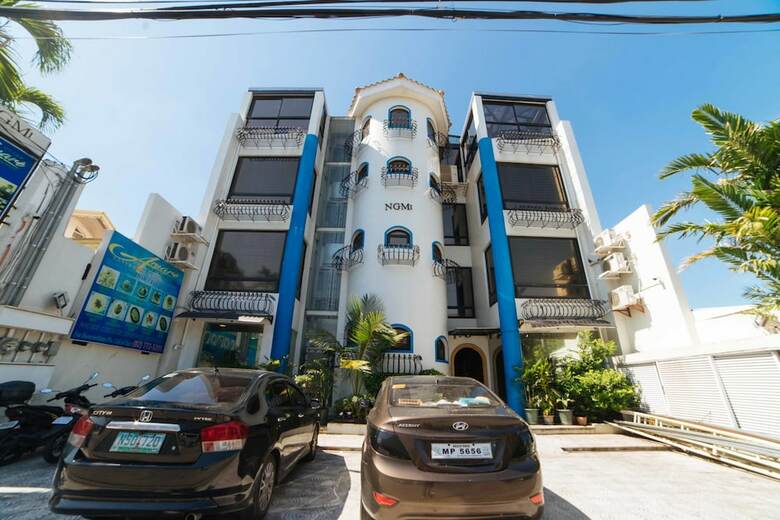 Hotel Reddoorz Plus @ Aguirre Avenue Bf Homes