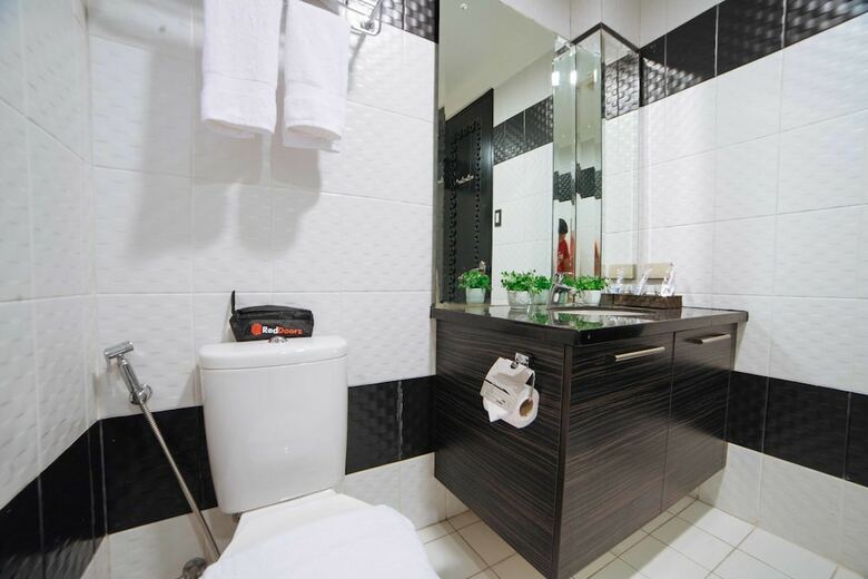 Hotel Reddoorz Plus @ Aguirre Avenue Bf Homes