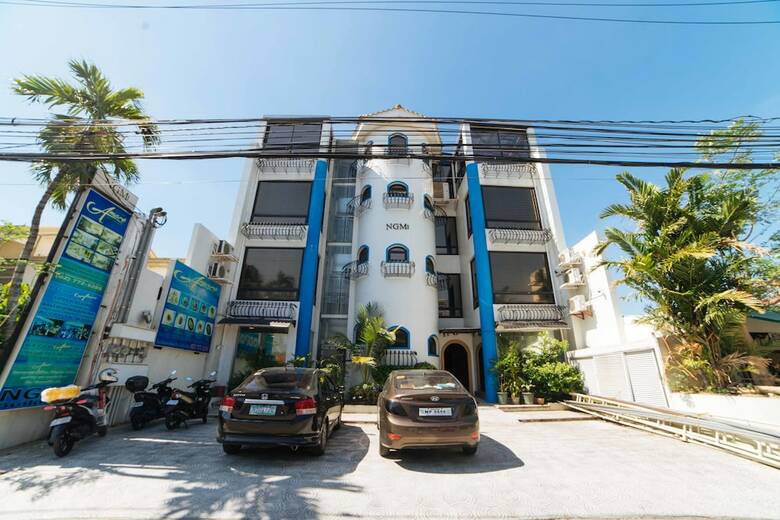 Hotel Reddoorz Plus @ Aguirre Avenue Bf Homes