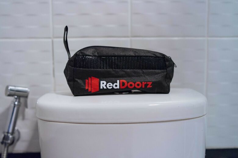 Hotel Reddoorz Plus @ Aguirre Avenue Bf Homes