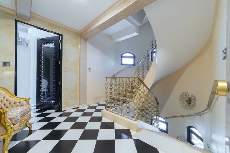 Hotel Reddoorz Plus @ Aguirre Avenue Bf Homes