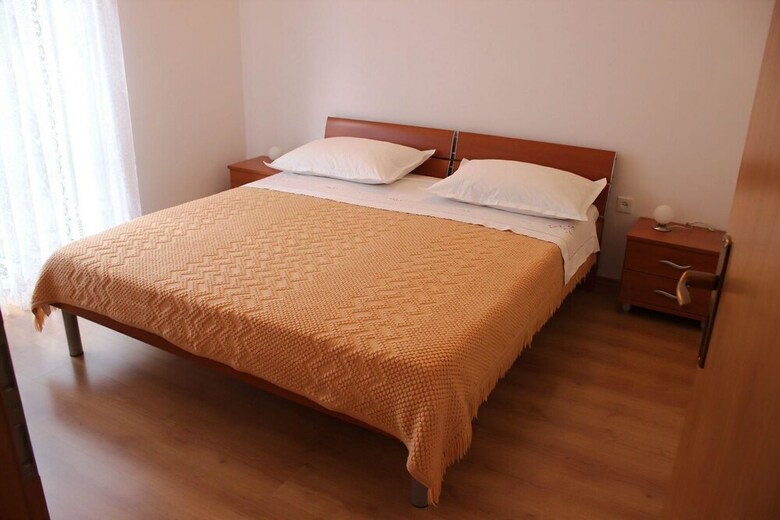 Apartments Pezzi / Two Bedrooms A1 Gajo