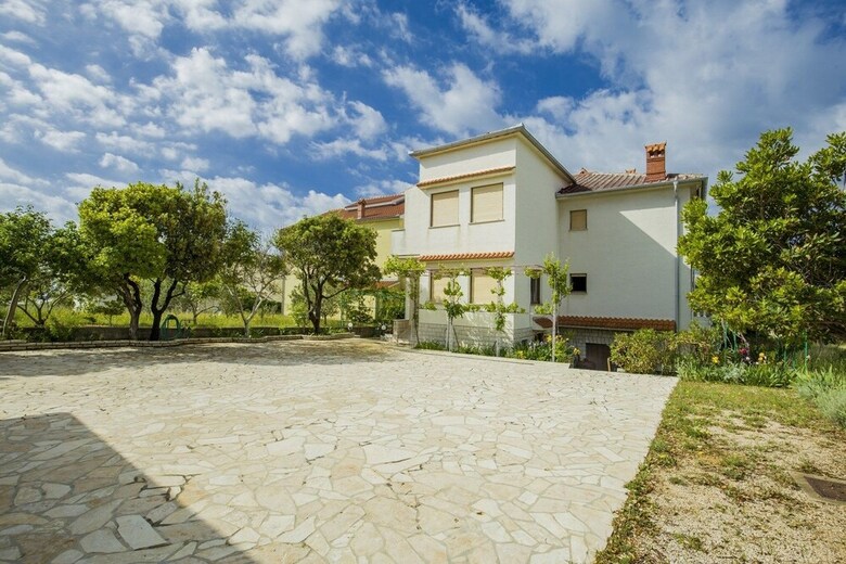 Apartments And Rooms Krstini?