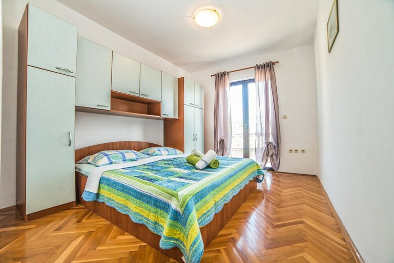 Apartments Davor / Four Bedroom Elena