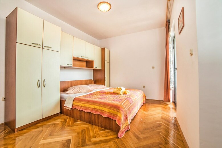 Apartments Davor / Four Bedroom Elena