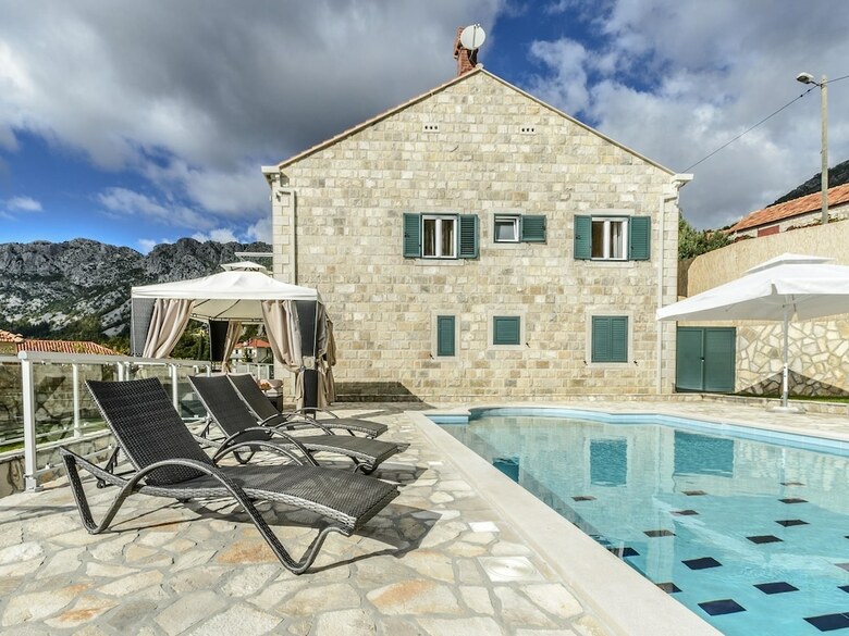 Villa Pave / Six Bedrooms H1