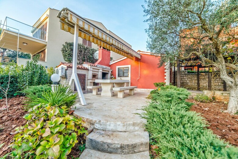 Apartamentos Holiday House Nada