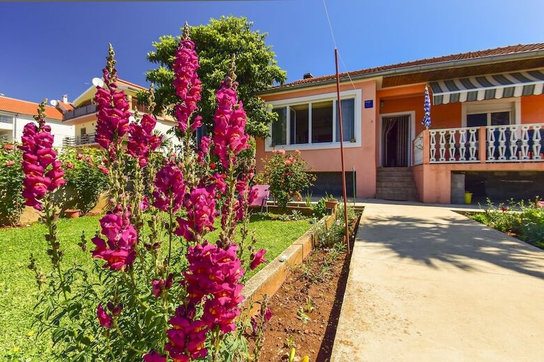 Holiday House Anica