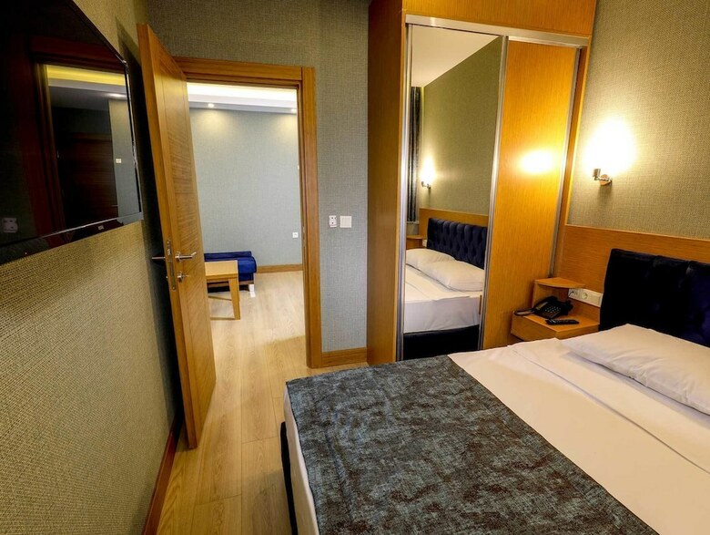 Hotel Grand Elmira Suites