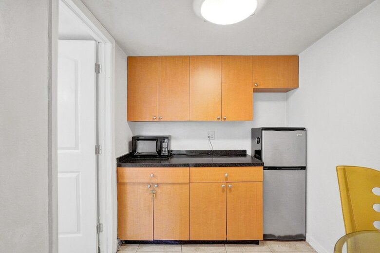 Gorgeous Apartment Walking Distance To Beach!!