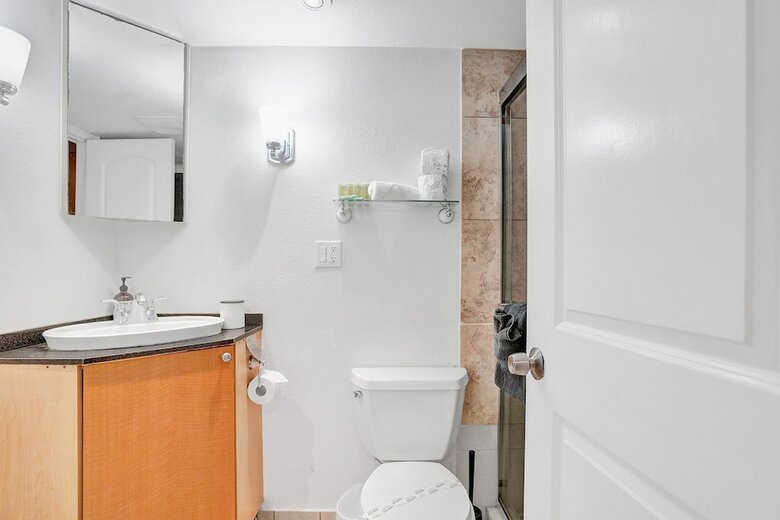 Gorgeous Apartment Walking Distance To Beach!!