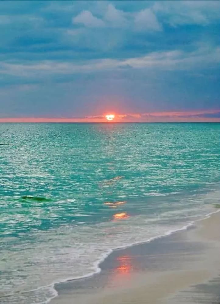 Gorgeous 1br Apartment, A Walk From The Beach