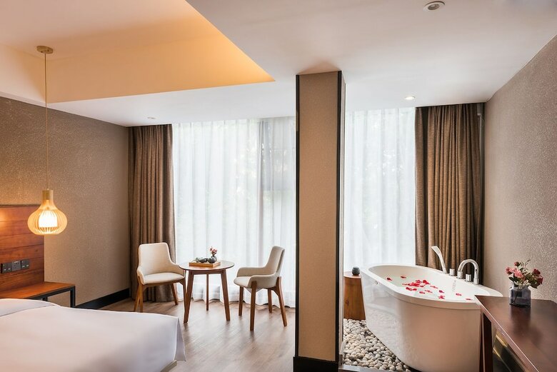 Wandering Around Xiangshan Hotel