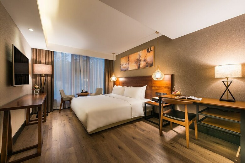Wandering Around Xiangshan Hotel