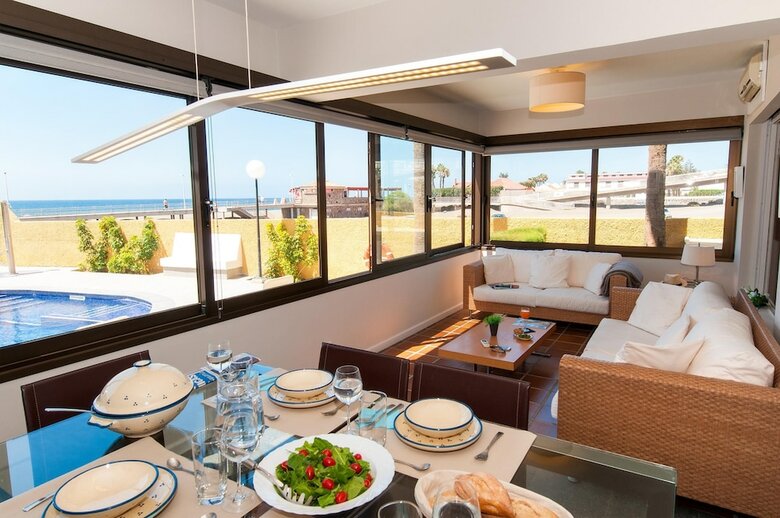 Beach Front Apartment In Playa de Las Burras Cn
