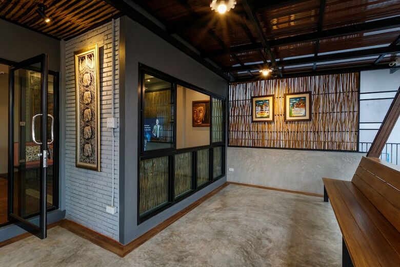 Hotel Hostel One Art & Gallery