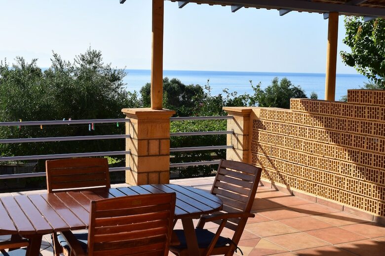 Alexandros Apartments