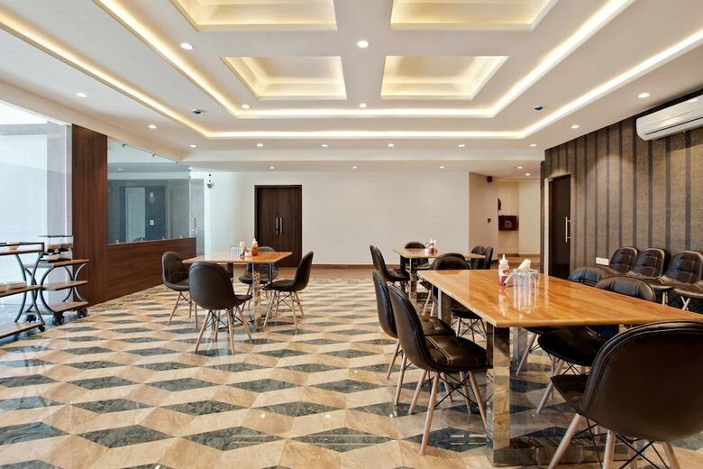 Hotel Capital O 30351 S B Excellency