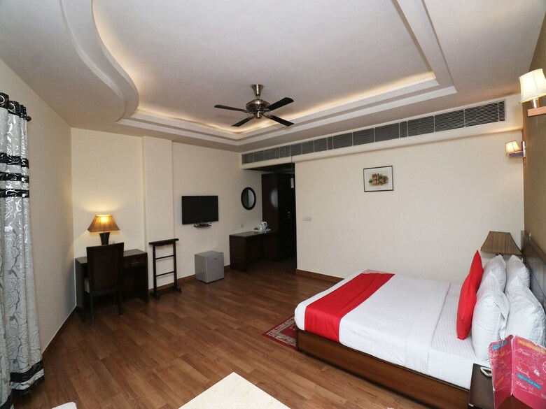 Capital O 307 Hotel The Class