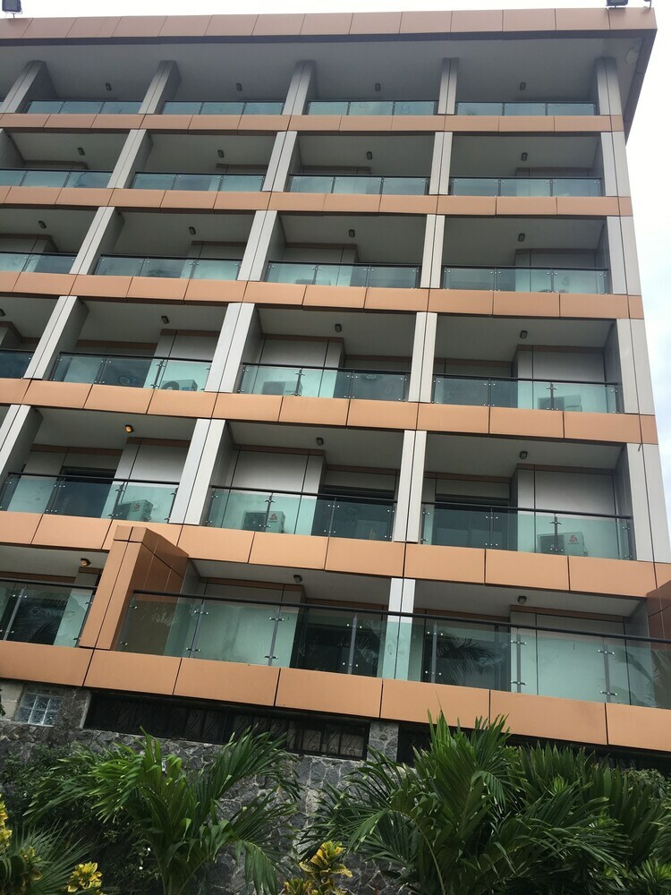 Hotel Maroko Bayshore Suites