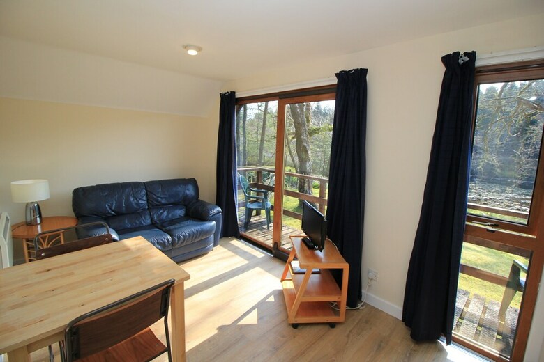 Cabana Burnbank Lodges