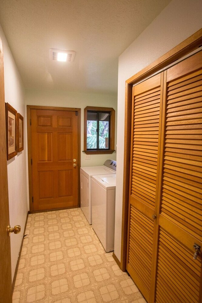 Hale Mauna Loa Upper - 11-3910 3rd St