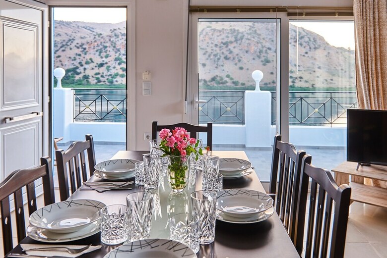 Villa Lake View Suites