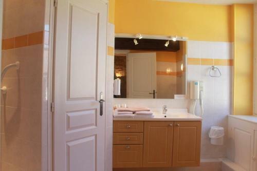 Hotel Logis Le Grand Monarque - Donzy