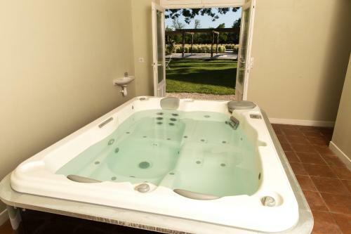 Hostal Les Cinq Sens Du Ch�teau Mayne Lalande