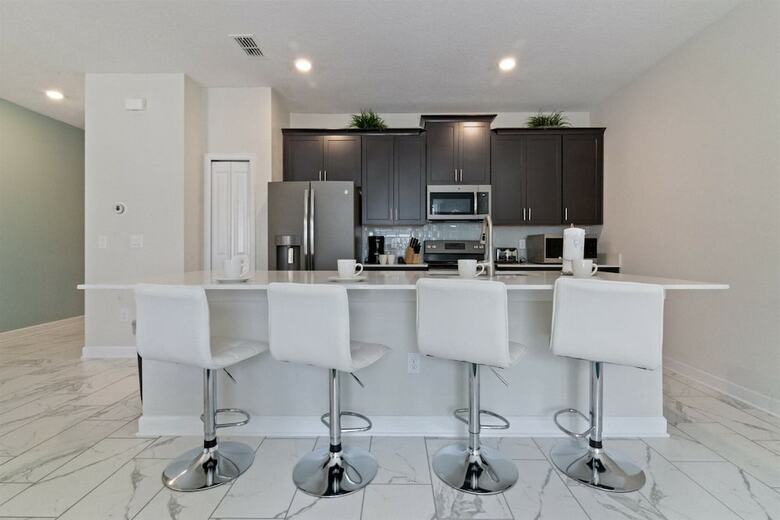 4br 3ba Town Home In Storey Lake