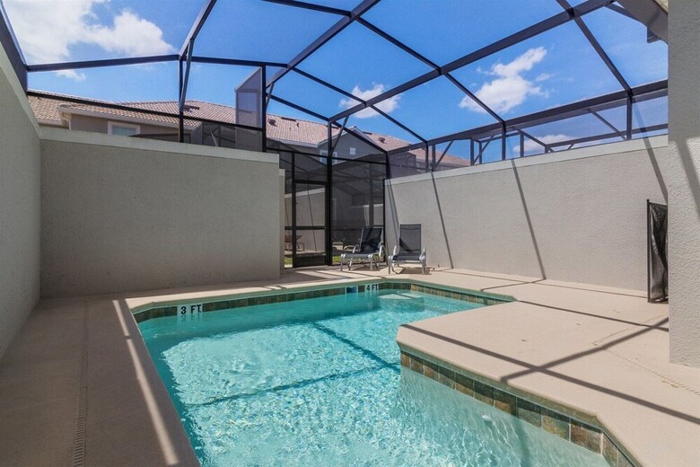 4br 3ba Town Home In Storey Lake
